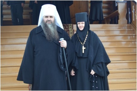 Владыка Георгий с настоятельницей монастыря игуменией Филаретой после окончания Литургии 